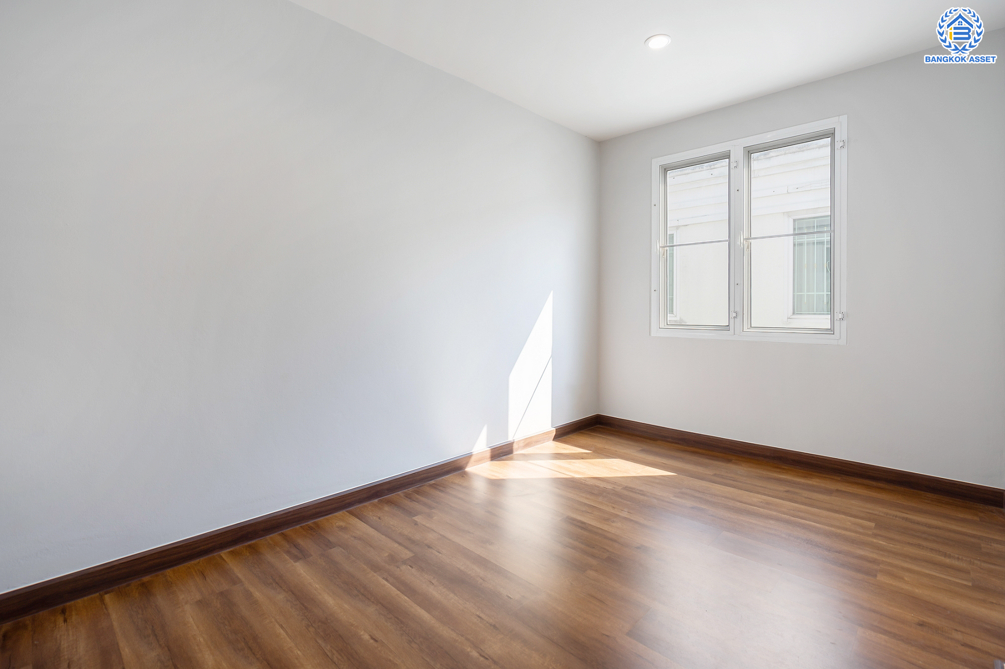 บ้านมือสองตกแต่งใหม่ ม.เดอะพาร์ค ลาดพร้าววังหิน78 ทาวน์โฮม 3 ชั้นครึ่ง เนื้อที่ 16 ตร.ว. ฟังก์ชันจัดเต็ม 3 ห้องนอน (มีห้องน้ำในตัวทุกห้อง) 4 ห้องน้ำ จอดรถได้1 คัน บนทำเลเชื่อมต่อหลายเส้นทาง ใกล้เซ็นทรัลลาดพร้าว เมเจอร์รัชโยธิน ม.ราชภัฏจันทรเกษม ทางด่วน "ฉลองรัช" และรถไฟฟ้าสายสีเขียว "สถานีเสนานิคม"